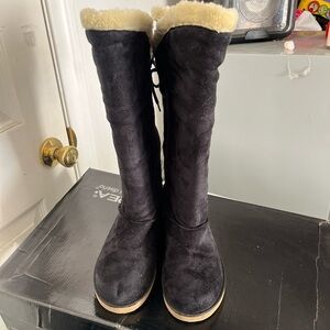 Elegant Black Winter Boots with Cream Lining